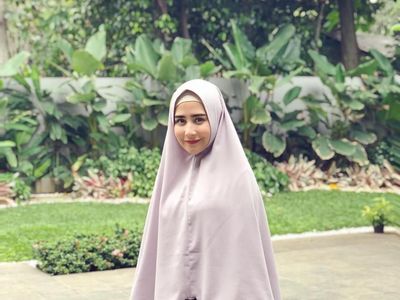 Foto: Deretan Artis Ini Bikin Pangling Saat Datang ke Kajian