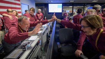 Wahana antariksa InSight berhasil memenuhi misi pendaratan sukses di Mars, tepat tanggal 26 November waktu setempat. Tampak Project Manager InSight Tom Hoffman menjadi salah satu yang gembira bukan kepalang. (Foto: Bill Ingalls/NASA via Getty Images)