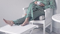 Berlibur ke Bali, Atries memilih secangkir kopi hangat di pagi hari sambil menyaksikan pemandangan laut yang indah. Foto: Instagram @atriesangel