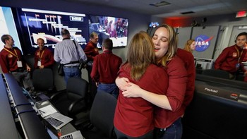Para kru pun berpelukan, puas kerja keras mereka telah terbayar. Foto: Reuters