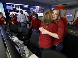 Pendaratan Robot InSight di Mars Disambut Sorak dan Tangis