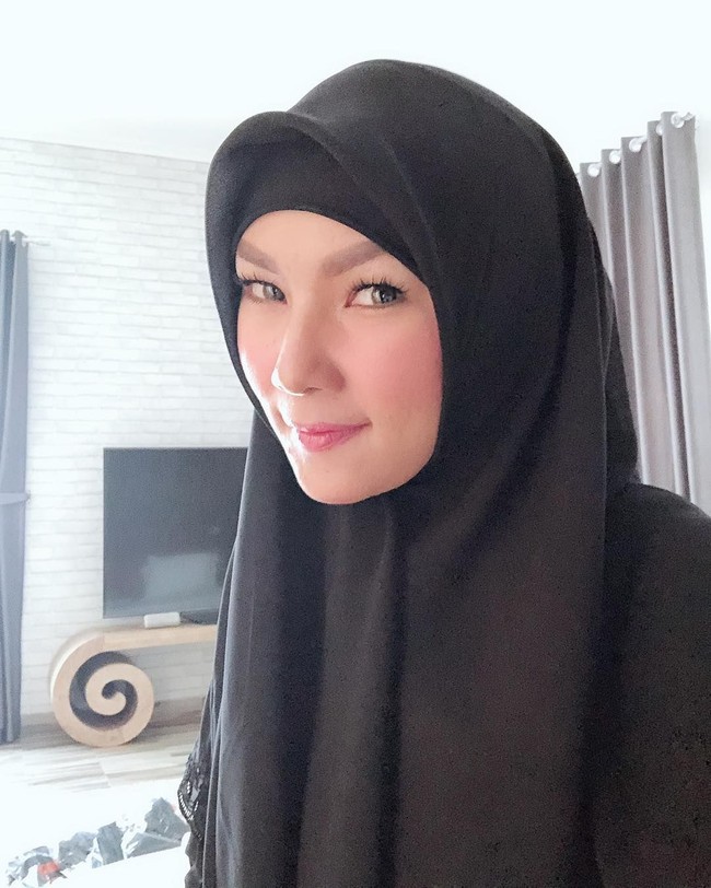 Kalina memilih hijab segi empat sederhana. Hijab simple itu tampak sangat cocok ia pakai sehingga netizen membanjiri Kalina dengan doa semoga istiqomah. Foto: Instagram Kalina Octarany 