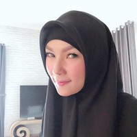 Kalina memilih hijab segi empat sederhana. Hijab simple itu tampak sangat cocok ia pakai sehingga netizen membanjiri Kalina dengan doa semoga istiqomah. Foto: Instagram Kalina Octarany 
