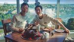 Manisnya Henry Lau Saat Masak Kalkun hingga Suapi Sang Ibu