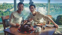 Henry ternyata sosok yang dekat dengan keluarga. Ia tak mau melewatkan momen ulang tahun ayahnya dengan memberi kue cokelat besar. Nyamm nyamm! Foto: Instagram henryl89