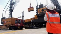 Petugas memantau aktivitas bongkar muat petikemas dalam rangka uji coba pengoperasian Terminal Multipurpose Pelabuhan Kuala Tanjung. Istimewa/Pelindo I.