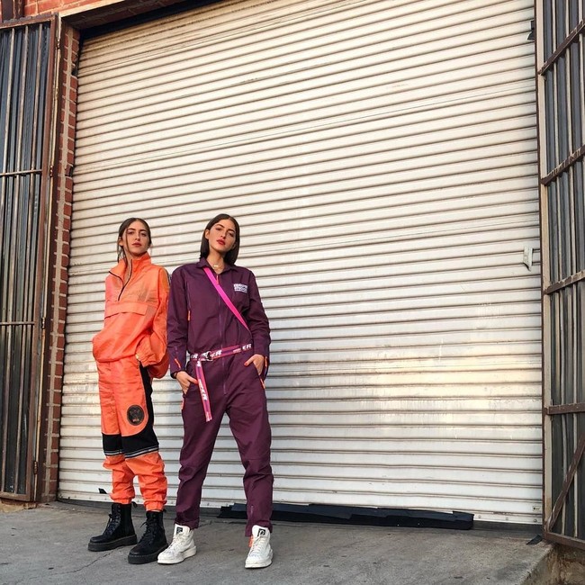 Orang tua saya adalah orang yang sangat artistik. Ibuku adalah seorang desainer interior, dan ayahku adalah seorang kolektor seni, tetapi kami selalu menyukai fashion, cerita Sama kepada Glamour. Foto: Instagram @simihaze