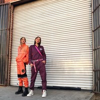 Orang tua saya adalah orang yang sangat artistik. Ibuku adalah seorang desainer interior, dan ayahku adalah seorang kolektor seni, tetapi kami selalu menyukai fashion, cerita Sama kepada Glamour. Foto: Instagram @simihaze