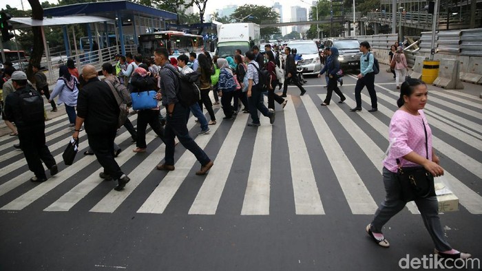 Warga menyeberang di pelican crossing di Jalan Jenderal Sudirman, Jakarta, Selasa (27/11/2018). Mereka menyeberang melewati sarana tersebut karena jembatan orang Gelora Bung Karno sedang direvitalisasi.