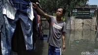 Meski direndam banjir, warga tetap beraktivitas seperti biasa karena genangan air itu diketahui mulai surut perlahan-lahan.