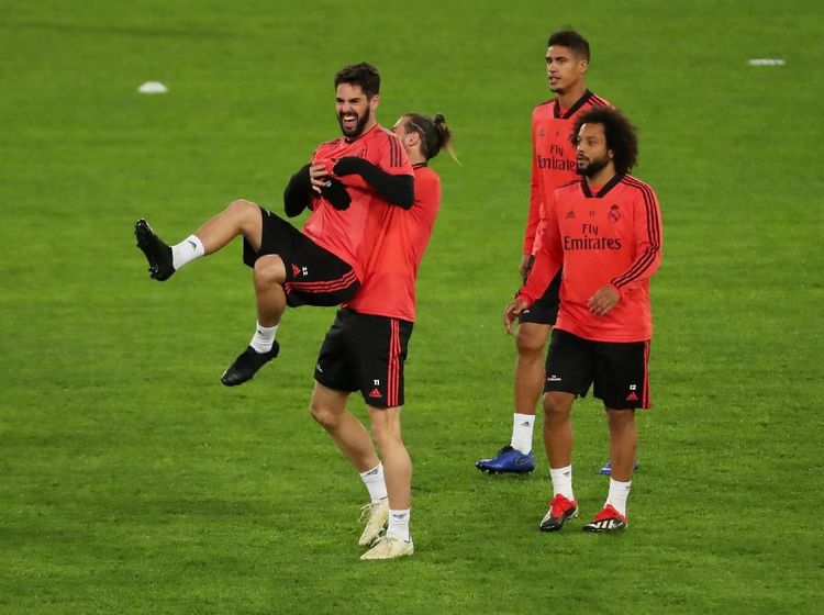 Senyum Pemain Real Madrid di Kandang Serigala