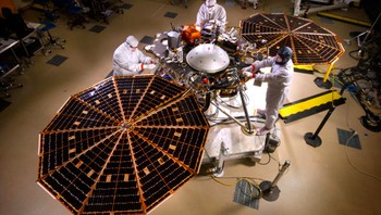 InSight dibuat oleh Lockheed Martin Space Systems. Biaya yang dihabiskans untuk membuatnya diperkirakan sekitar USD 830 juta atau di kisaran Rp 12 triliun. Foto: NASA