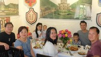 Kali ini, Titi Kamal dan Christian Sugiono serta saudaranya terlihat sedang mencicip makanan di The Ivy Restaurant, Beverly Hills. Foto: Instagram@titi_kamal