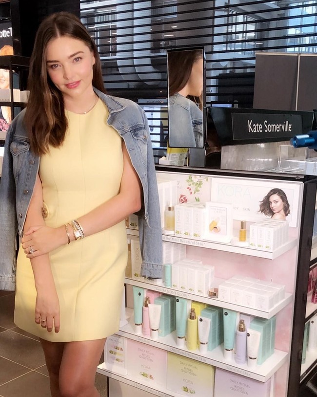 Namun perubahan bentuk tubuh ini tak mau diambil pusing oleh Miranda Kerr. Dia menikmati tubuh barunya seperti dia menyukai perannya kini sebagai ibu dari anak keduanya dari suaminya sekarang CEO Snapchat, Evan Spiegel. Foto: Dok. Instagram Miranda Kerr