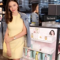 Namun perubahan bentuk tubuh ini tak mau diambil pusing oleh Miranda Kerr. Dia menikmati tubuh barunya seperti dia menyukai perannya kini sebagai ibu dari anak keduanya dari suaminya sekarang CEO Snapchat, Evan Spiegel. Foto: Dok. Instagram Miranda Kerr