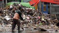 Sampah terlihat menumpuk di area Pintu Air Manggarai, Jakarta.