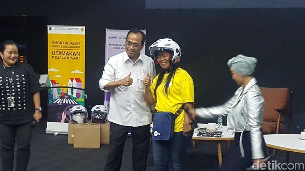 Menhub membagikan helm kepada ibu-ibu ojol. Menhub meminta mereka untuk percaya diri di jalanan sehingga mengubah persepsi kaum hawa yang tak tertib dan aman dalam berkendara