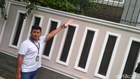Salah satunya adalah pagar yang diloncati oleh Vicky saat berusaha masuk ke kediaman Angel.