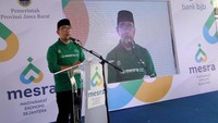 Gubernur Jawa Barat Ridwan Kamil memberikan sambutannya usai meluncurkan program bjb Mesra (Masyarakat Ekonomi Sejahtera) dalam rangka menumbuhkembangkan para pelaku UMKM khususnya umat beragama yang ada di sekitar rumah ibadat di sekitar wilayah Jawa Barat. Foto: dok. Bjb