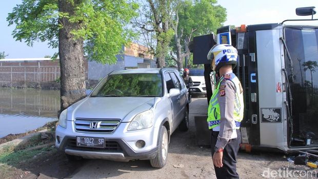 Truk Terperosok, Jalan Rancaekek-Majalaya Macet