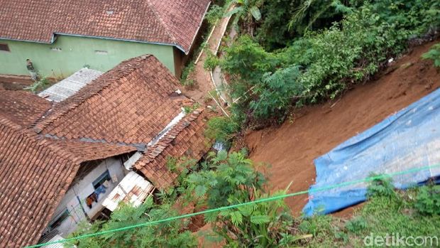 Rumah warga yang terancam longsor