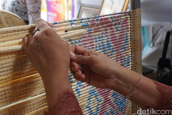 Proses pembuatan motif ini disebut medbed. Caranya dilakukan dengan mengikatkan tali rafia untuk menyusun motif. Semakin rumit motif, harga kainnya semakin mahal (Ditya/detikTravel) Proses pembuatan motif ini disebut medbed. Caranya dilakukan dengan mengikatkan tali rafia untuk menyusun motif. Semakin rumit motif, harga kainnya semakin mahal (Ditya/detikTravel)