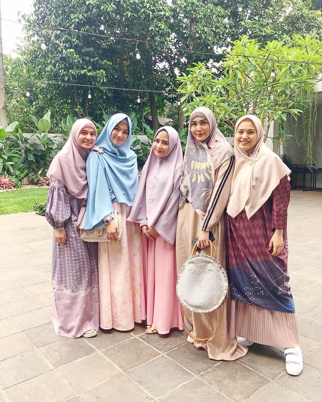 Deretan artis kini rutin menghadiri berbagai kajian. Beberapa di antara mereka juga menyelenggarakan kajian sendiri hingga acara besar yang sukses beberapa waktu lalu bernama Hijrah Fest.  Foto: Instagram Prilly Latuconsina