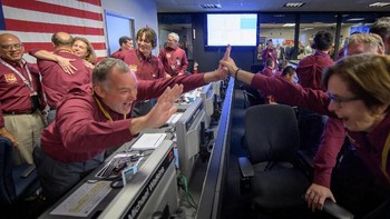 Ia memasuki atmosfer Mars dengan kecepatan lebih tinggi dari peluru. Untuk mendarat dengan mulus, InSight mengandalkan kombinasi perisai panas, parasut dan roket untuk memperlambat lajunya. Foto: Reuters