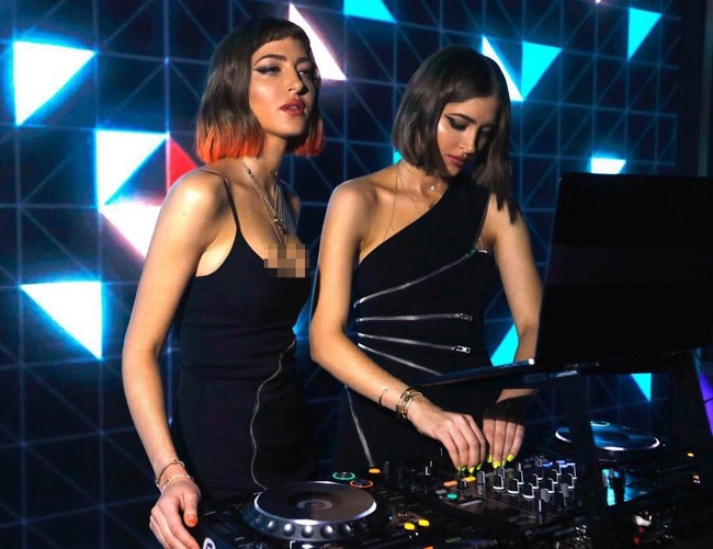 Tak hanya dikenal sebagai model, dua dara cantik berusia 25 tahun ini juga menggeluti dunia musik elektronik. Sama dan Haya kini dikenal sebagai DJ. Foto: Instagram @simihaze