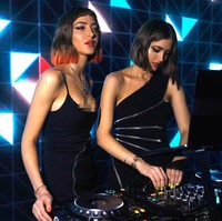 Tak hanya dikenal sebagai model, dua dara cantik berusia 25 tahun ini juga menggeluti dunia musik elektronik. Sama dan Haya kini dikenal sebagai DJ. Foto: Instagram @simihaze