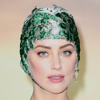 Padanan untuk gaun couturenya, Amber Heard memilih topi renang bernuansa hijau dengan ornamen bunga. Mengingatkan akan gaya ballerina air di tahun 50-an, yang sesuai dengan tema film ini. Foto: Dok. Getty Images