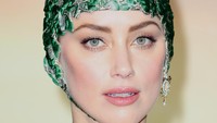 Bahkan Amber melengkapi penampilannya dengan topi renang bergaya serupa dengan gaunnya. Tristan Fewings/Getty Images