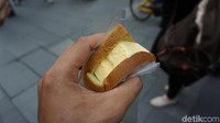 Es krim potong seperti es krim biasanya. Bedanya adalah es krim ini dibalut dengan sebuah roti tawar. Ini rasa mangga (Masaul/detikTravel)