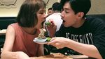 Manisnya Henry Lau Saat Masak Kalkun hingga Suapi Sang Ibu