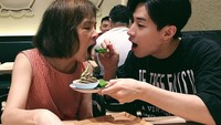 Ini nih bukti lain kalau Henry dekat dengan sang ibu. Ia menyuapi dessert ke wanita yang telah melahirkannya tersebut. Foto: Instagram henryl89