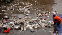Sampah yang hanyut di area Pintu Air Manggarai itu didominasi oleh sampah plastik dan sampah rumah tangga.