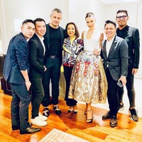 Rok yang sudah terlihat megah, Bella Hadid seimbangkan dengan korset satin berdesain simpel dari brand Vivienne Westwood. Foto: Instagram/@bellahadid, @farahkhanofficial, @sssworldcorp