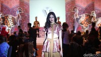 Ada juga peragaan busana batik Papua Barat.