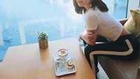 Berfoto dengan secangkir kopi hangat. Sandy Aulia sedang berada di Park Hyatt, Busan, Korea Selatan. Foto: Instagram @shandyaulia
