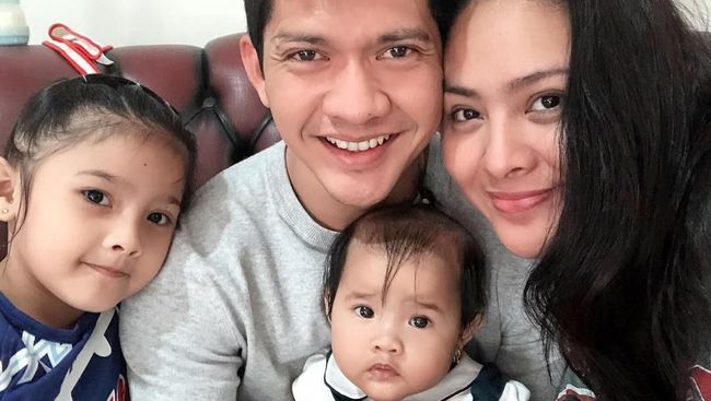 Peluk Rindu Anak Iko Uwais Setelah 4 Bulan Tak Bertemu 