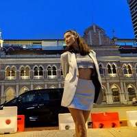 Saat berkunjung ke gerai Tag Heuer di Malaysia, Bella Hadid mengganti busananya dengan setelan monokrom. Meskipun bergaya smart casual, sisi seksinya tetap ia tunjukkan dengan mengekspos perut ratanya. Foto: Instagram/@bellahadid, @farahkhanofficial, @sssworldcorp