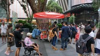 Banyak artis dari Indonesia yang mampir ke es krim potong Traditional & Wafer Ice Cream Uncle Chieng. Foto-foto mereka dipajang di lapak sebelah menunya (Masaul/detikTravel)