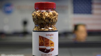 Toples kacang berlabel tanggal 26 November 2018, waktu estimas pendaratan InSight, di Mission Control Area (MSA) Laboratorium NASA, California, tempat berkumpulnya tim pendaratan Mars InSight. (Foto: Bill Ingalls/NASA via Getty Images)