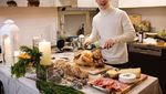 Manisnya Henry Lau Saat Masak Kalkun hingga Suapi Sang Ibu