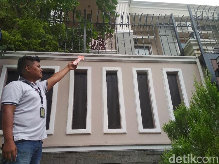 Polisi Gelar Olah TKP di Kediaman Angel Lelga