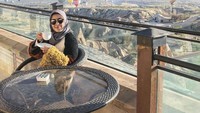 One fine morning, coffee + balloon, good company, tulis Ratna Galih dalam Instagramnya saat menginap di Cappadocia Cave Resort and Spa.