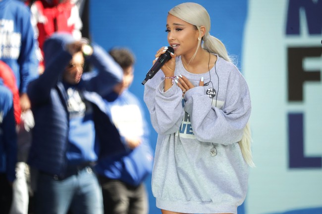 Pada Mei 2019, Ariana Grande terpaksa membatalkan konsernya di Florida karena reaksi alergi parah secara tiba-tiba, akibat dari makan tomat. Penyanyi 26 tahun ini pun baru tahu kalau dia alergi tomat. Kami baru tahu kalau aku punya reaksi alergi terhadap tomat dan tenggorokanku tercekat, kata Ariana, seperti dilansir People. Foto: Getty Images