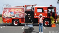 Melalui aktivitas bernama Fire4Hire, traveler bisa merasakan sensasi menjadi pemadam kebakaran (Melisa/detikTravel)