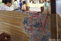 Waktu pengerjaan satu kainnya bisa tahunan loh (Aditya/detikTravel)