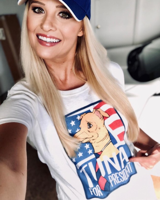 Diserbu hujatan dari netizen, Tomi Lahren yang memang dikenal sebagai pendukung Presiden Trump itu tak gentar. Dia membalas berbagai kritikan terhadap dirinya. Dia tetap konsisten menyebut tindakan pemerintah AS menyemprotkan gas air mata ke imigran ilegal yang menerobos perbatasan bukanlah hal yang salah. Menurutnya justru para imigran ilegal tersebut yang melakukan kesalahan menerobos perbatasan. Foto: Instagram @tomilahren
